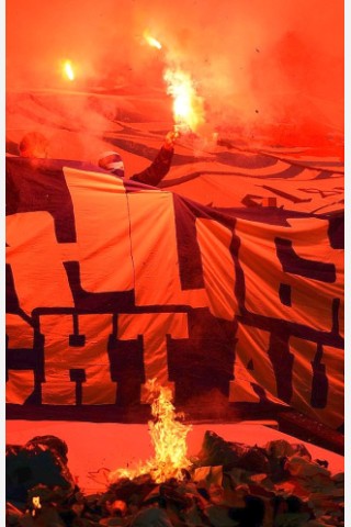 Wenige Anhänger des FC Schalke 04 sorgten am während des Spitzenspiels gegen Eintracht Frankfurt für Feuer und Qualm in der Nordkurve der Schalke-Arena.