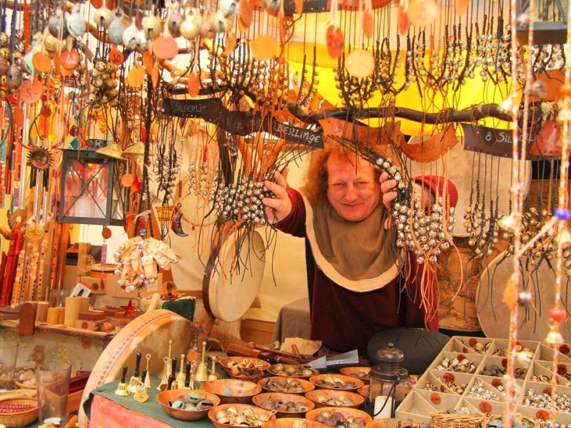 Weihnachtsmarkt Bochum mit seinem Mittelaltermarkt und vielen Ständen zum Probieren und Ausprobieren am 03.Dezember 2012 in Bochum,Nähe Husemannplatz.Andy Gramp verkauft Windspiele und Musikinstrumente.   Foto: Claudia Schütte / WAZ FotoPool