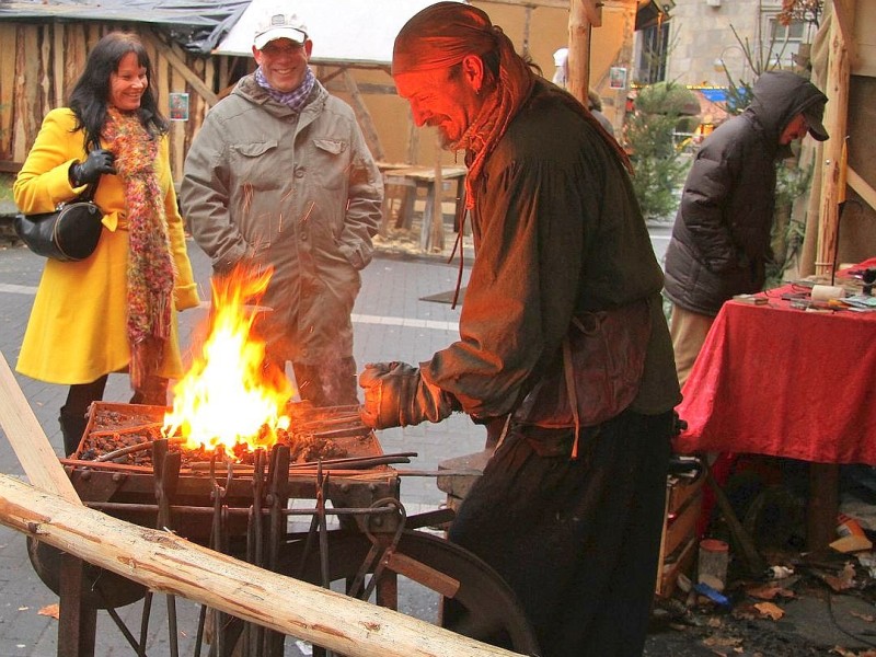 Weihnachtsmarkt Bochum mit seinem Mittelaltermarkt und vielen Ständen zum Probieren und Ausprobieren am 03.Dezember 2012 in Bochum,Nähe Husemannplatz.Der Schmied Fynn zeigt gern seine Kunst des Schmiedens in der heißen Glut des Feuers.   Foto: Claudia Schütte / WAZ FotoPool