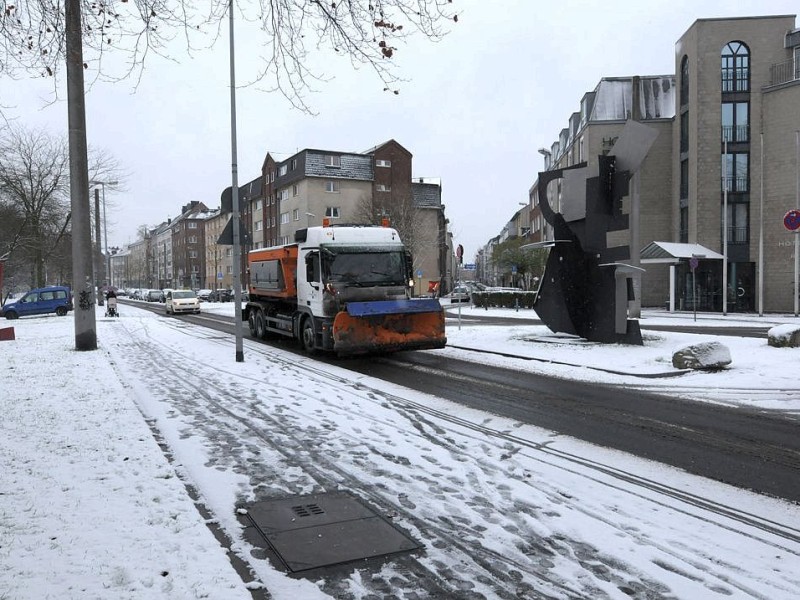 Am 7. Dezember 2012 schneit es in Duisburg. Die Bahnhofsplatte und der Kantpark liegen unter Schnee.Foto: Sinan Sat WAZ FotoPool