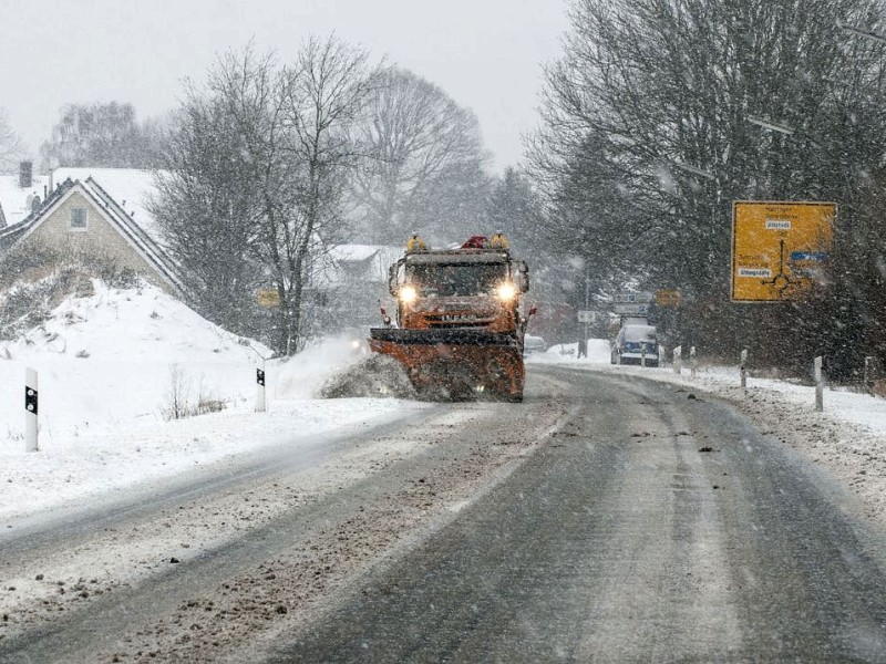 Räumdienst mit Schneepflug auf Winterberger Straße.