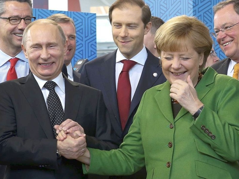 Bundeskanzlerin Merkel und der russische Präsident Putin bei dem Eröffnungsrundgang auf der Hannover-Messe. Die Messe gilt als eine der bedeutendsten Industriemessen der Welt und als die wichtigste Investitionsgütermesse.