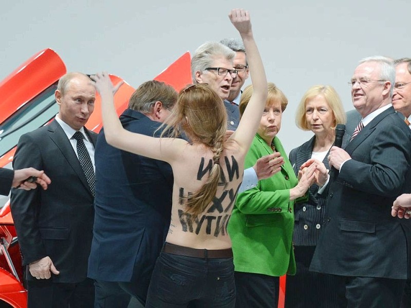 Schreckmoment beim Rundgang von Merkel und Putin auf der Hannover-Messe. Der Nackt-Protest von Femen-Aktivistinnen sorgte kurzzeitig für Aufregung.