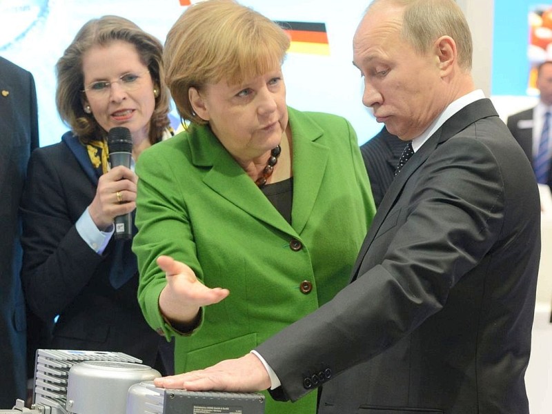 Bundeskanzlerin Merkel und der russische Präsident Putin bei dem Eröffnungsrundgang auf der Hannover-Messe. Die Messe gilt als eine der bedeutendsten Industriemessen der Welt und als die wichtigste Investitionsgütermesse.