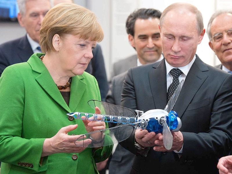 Bundeskanzlerin Merkel und der russische Präsident Putin bei dem Eröffnungsrundgang auf der Hannover-Messe. Die Messe gilt als eine der bedeutendsten Industriemessen der Welt und als die wichtigste Investitionsgütermesse.