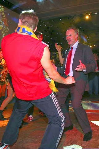Karl-Heinz Rummenigge tanzt mit Bastian Schweinsteiger.