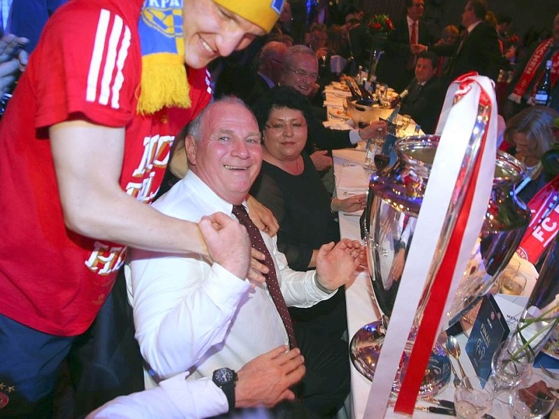 Bayern Munich's midfielder Bastian Schweinsteiger (L) celebrates with Bayern Munich President Uli Hoeness at the team's banquet at Grosvenor House in London May 26, 2013, following their Champions League victory after defeating Borussia Dortmund at Wembley stadium. REUTERS/Alexander Hassenstein/Pool    (BRITAIN - Tags: SPORT ENTERTAINMENT SOCCER)