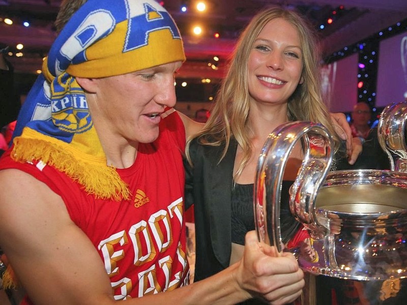 Bastian Schweinsteiger und seine Sarah Brandner mit dem Champions-League-Pokal in Party-Stimmung.