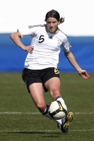 Annike Krahn (28), Paris St. Germain, 88 Länderspiele (4 Tore). Größte Erfolge: Weltmeisterin 2007,Bronze-Medaille bei den Olympischen Spielen 2008, Europameisterin 2009, U19-Weltmeisterin 2004, UEFA-Cup-Siegerin 2009, DFB-Pokal-Siegerin 2009