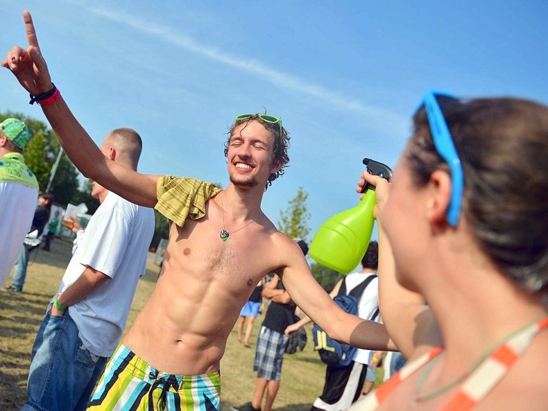 Beim Greenville-Festival bespritzen diese Fans andere Besucher mit Wasser.