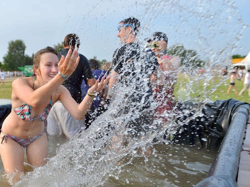 Beim Greenville-Festival bespritzen diese Fans andere Besucher mit Wasser.