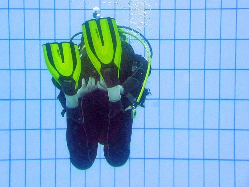 Schnuppertauchen für Kids bei den Tauchsportfreunden Herdecke im Freibad an der Hengsteyseestraße.Foto: Jürgen Theobald