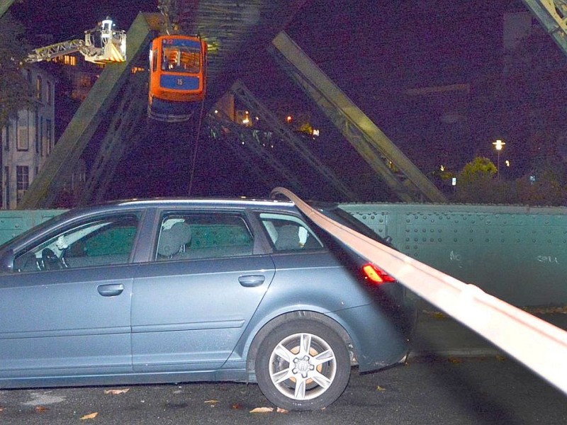 Stillstand bei der Wuppertaler Schwebebahn: Nachdem  eine Stromschiene von der Fahrbrücke abgerissen war, ist der gesamte Bahnverkehr zum Erliegen gekommen. Etwa 100 Fahrgäste mussten von der Feuerwehr mit einer Drehleiter in Sicherheit gebracht werden.