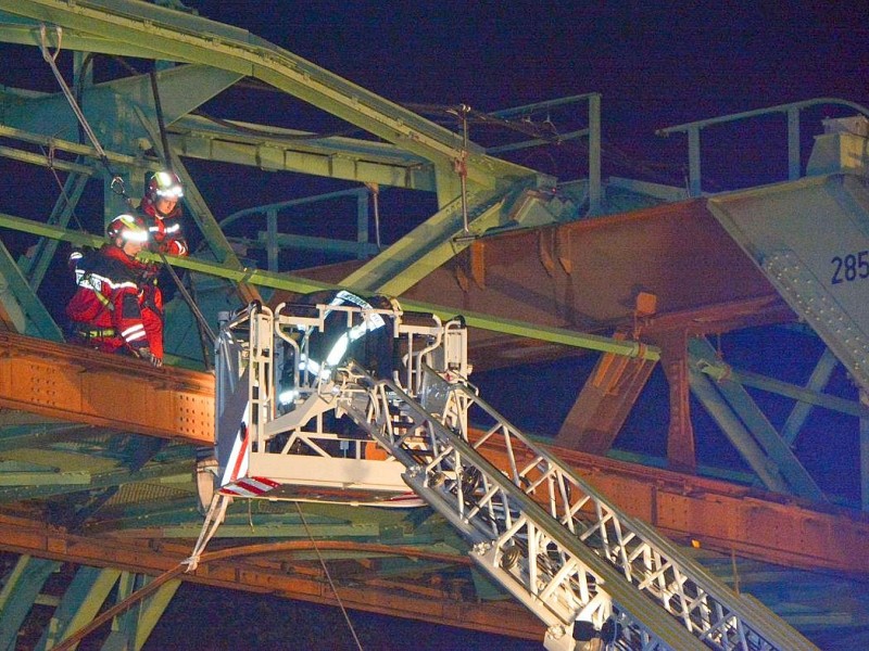 Stillstand bei der Wuppertaler Schwebebahn: Nachdem  eine Stromschiene von der Fahrbrücke abgerissen war, ist der gesamte Bahnverkehr zum Erliegen gekommen. Etwa 100 Fahrgäste mussten von der Feuerwehr mit einer Drehleiter in Sicherheit gebracht werden.