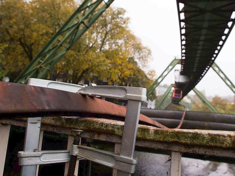 Stillstand bei der Wuppertaler Schwebebahn: Nachdem  eine Stromschiene von der Fahrbrücke abgerissen war, ist der gesamte Bahnverkehr zum Erliegen gekommen. Etwa 100 Fahrgäste mussten von der Feuerwehr mit einer Drehleiter in Sicherheit gebracht werden.