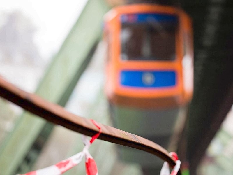 Stillstand bei der Wuppertaler Schwebebahn: Nachdem  eine Stromschiene von der Fahrbrücke abgerissen war, ist der gesamte Bahnverkehr zum Erliegen gekommen. Etwa 100 Fahrgäste mussten von der Feuerwehr mit einer Drehleiter in Sicherheit gebracht werden.