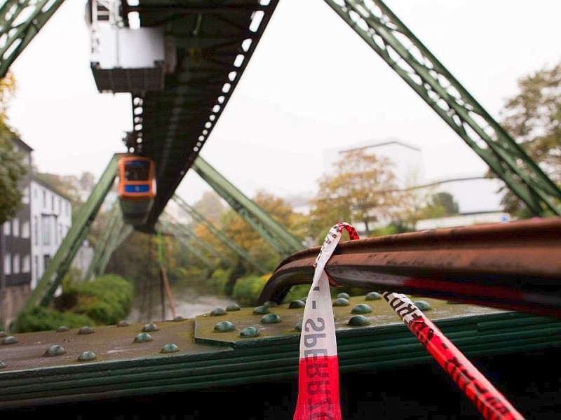 Stillstand bei der Wuppertaler Schwebebahn: Nachdem  eine Stromschiene von der Fahrbrücke abgerissen war, ist der gesamte Bahnverkehr zum Erliegen gekommen. Etwa 100 Fahrgäste mussten von der Feuerwehr mit einer Drehleiter in Sicherheit gebracht werden.