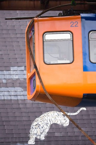 Stillstand bei der Wuppertaler Schwebebahn: Nachdem  eine Stromschiene von der Fahrbrücke abgerissen war, ist der gesamte Bahnverkehr zum Erliegen gekommen. Etwa 100 Fahrgäste mussten von der Feuerwehr mit einer Drehleiter in Sicherheit gebracht werden.