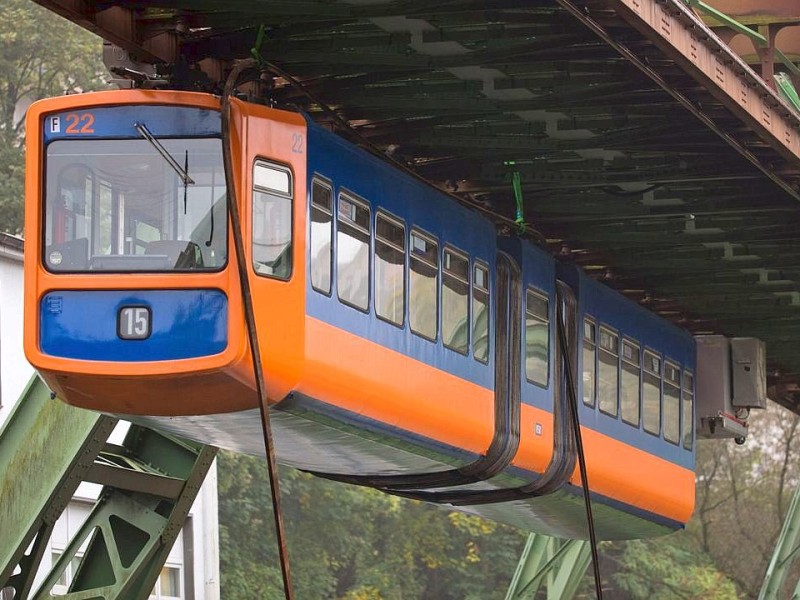 Stillstand bei der Wuppertaler Schwebebahn: Nachdem  eine Stromschiene von der Fahrbrücke abgerissen war, ist der gesamte Bahnverkehr zum Erliegen gekommen. Etwa 100 Fahrgäste mussten von der Feuerwehr mit einer Drehleiter in Sicherheit gebracht werden.