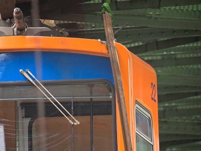 Stillstand bei der Wuppertaler Schwebebahn: Nachdem  eine Stromschiene von der Fahrbrücke abgerissen war, ist der gesamte Bahnverkehr zum Erliegen gekommen. Etwa 100 Fahrgäste mussten von der Feuerwehr mit einer Drehleiter in Sicherheit gebracht werden.