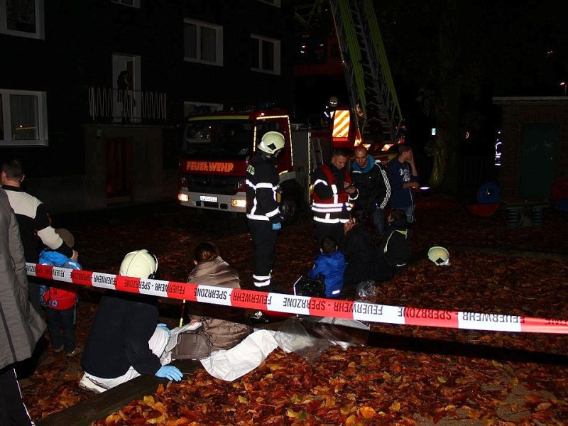 Stillstand bei der Wuppertaler Schwebebahn: Nachdem  eine Stromschiene von der Fahrbrücke abgerissen war, ist der gesamte Bahnverkehr zum Erliegen gekommen. Etwa 100 Fahrgäste mussten von der Feuerwehr mit einer Drehleiter in Sicherheit gebracht werden.