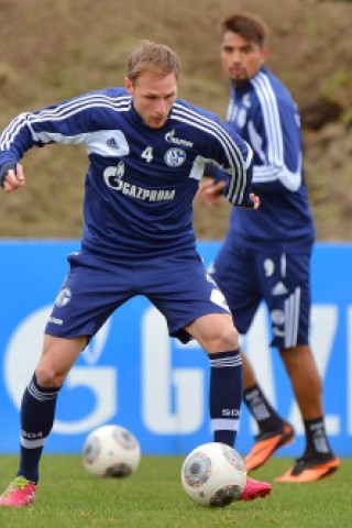 Training FC Schalke 04 am Donnerstag, 13.02.2014 in Gelsenkirchen.Im Bild Schalkes Kapitän Benedikt HöwedesFoto: Joachim Kleine-Büning/WAZ FotoPool