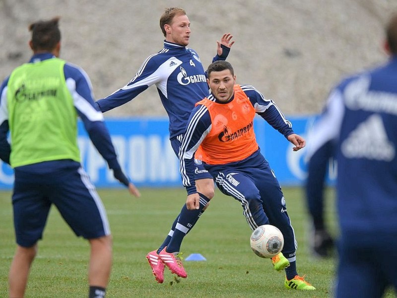 Training FC Schalke 04 am Donnerstag, 13.02.2014 in Gelsenkirchen.Im Bild Schalkes Kapitän Benedikt Höwedes (4) gegen Sead KolasinacFoto: Joachim Kleine-Büning/WAZ FotoPool