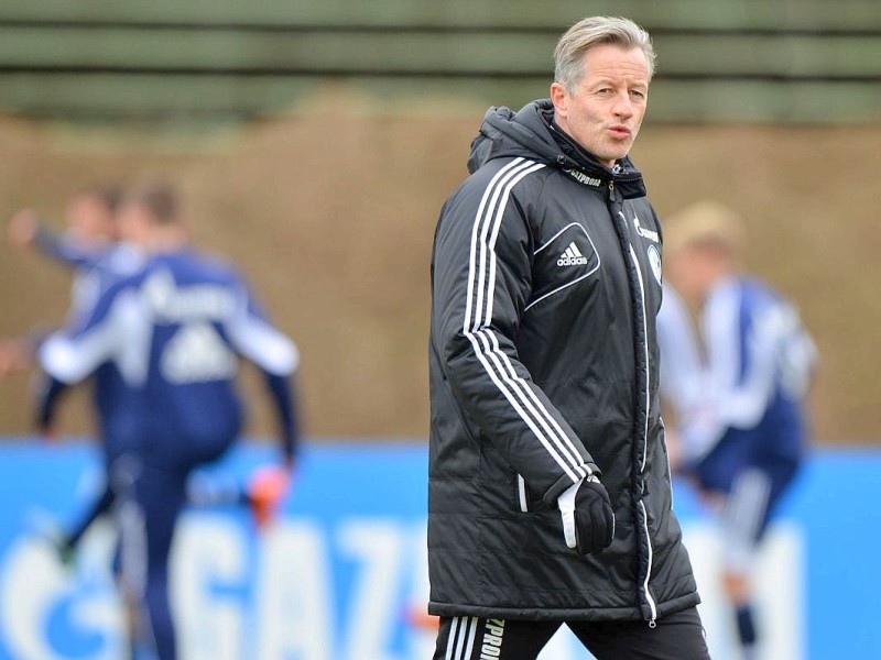 Training FC Schalke 04 am Donnerstag, 13.02.2014 in Gelsenkirchen.Im Bild Schalkes Trainer Jens KellerFoto: Joachim Kleine-Büning/WAZ FotoPool