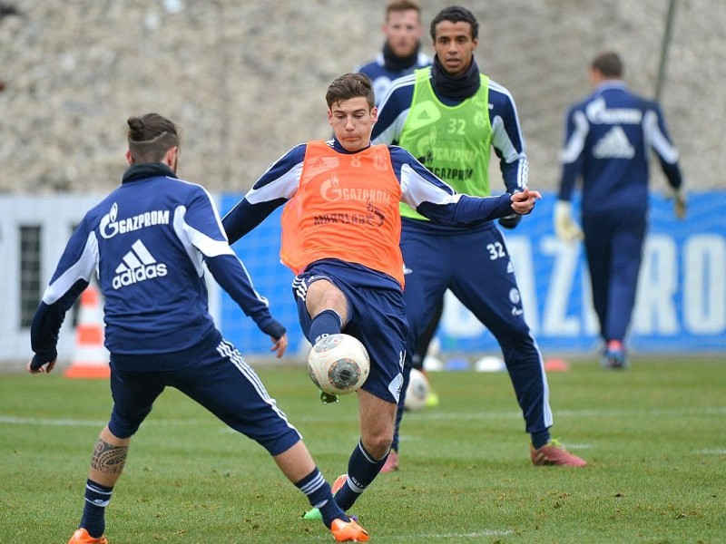 Training FC Schalke 04 am Donnerstag, 13.02.2014 in Gelsenkirchen.Im Bild Schalkes Leon Goretzka (rotes Leibchen)Foto: Joachim Kleine-Büning/WAZ FotoPool