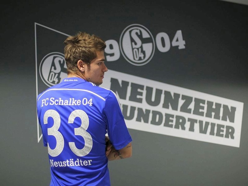 Roman Neustädter vom FC Schalke 04 trägt am 19.02.2014 das neue Heimtrikot während der Präsentation in der Schalke-Kabine in Gelsenkirchen (Nordrhein-Westfalen). Foto: Ina Fassbender/dpa +++(c) dpa - Bildfunk+++