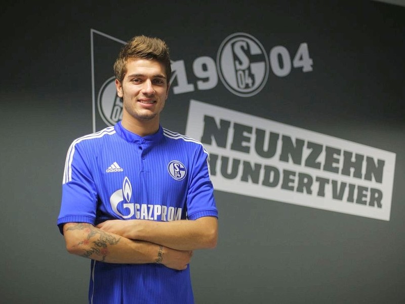 Roman Neustädter vom FC Schalke 04 trägt am 19.02.2014 das neue Heimtrikot während der Präsentation in der Schalke-Kabine in Gelsenkirchen (Nordrhein-Westfalen). Foto: Ina Fassbender/dpa +++(c) dpa - Bildfunk+++