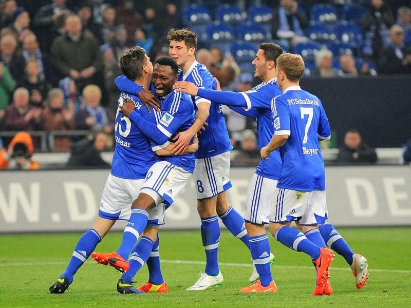 Die königsblauen Tore erzielten Chinedu Obasi und Klaas-Jan Huntelaar.