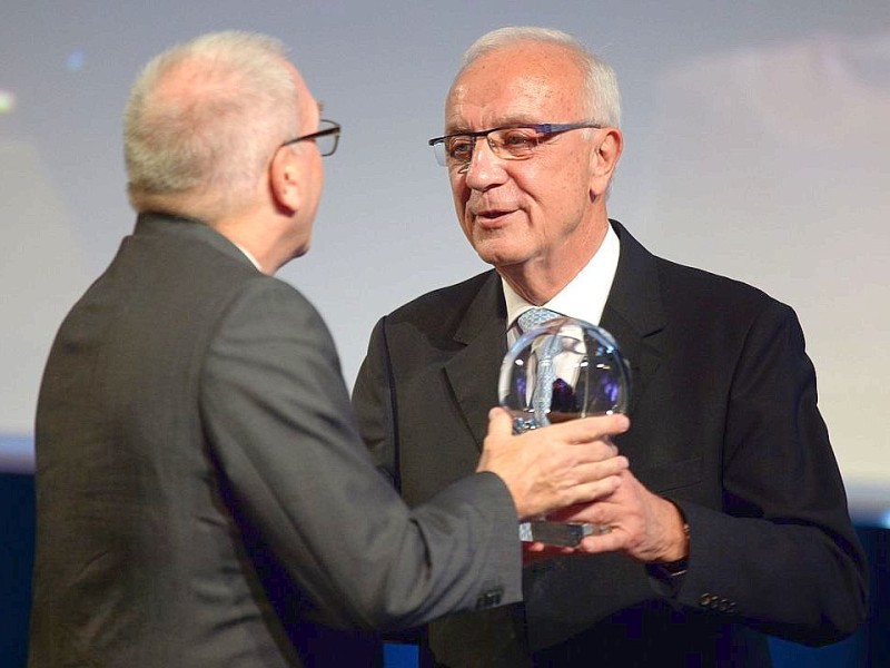 Der frühere WDR-Chef Fritz Pleitgen (r) hielt die Lobesrede auf Michael Vesper, Generaldirektor des Deutschen Olympischen Sportbundes.