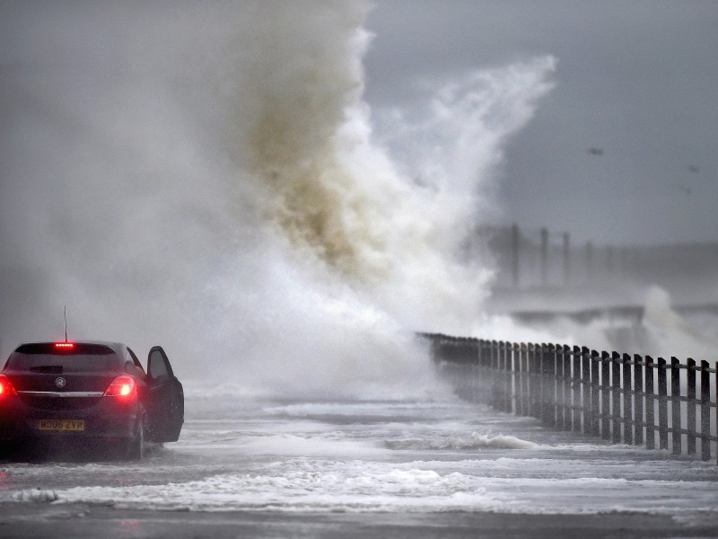 ...fährt mit dem Auto zum Wellen-Gucken, wie hier in Saltcoats in Schottland. Im britischen Blackpool...