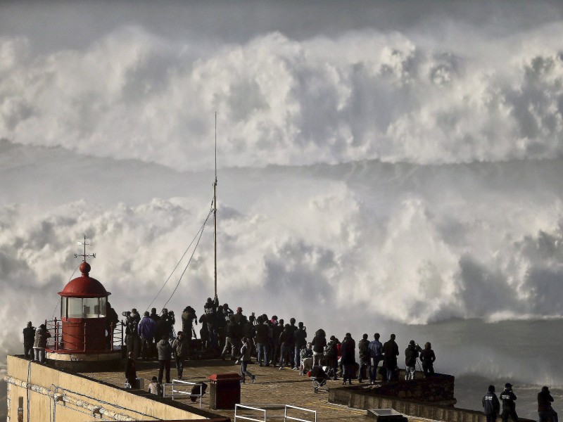 ...wogt es gewaltig, wie hier in Nazaré an der portugiesichen Atlantikküste...