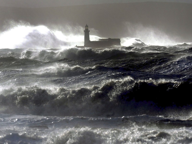 Das Orkantief Alexandra sorgt für kräftig Wind in Europa - und für reichlich Wellengang an den Küsten. Hier etwa an der Küste der britischen Grafschaft Cambria an der irischen See...