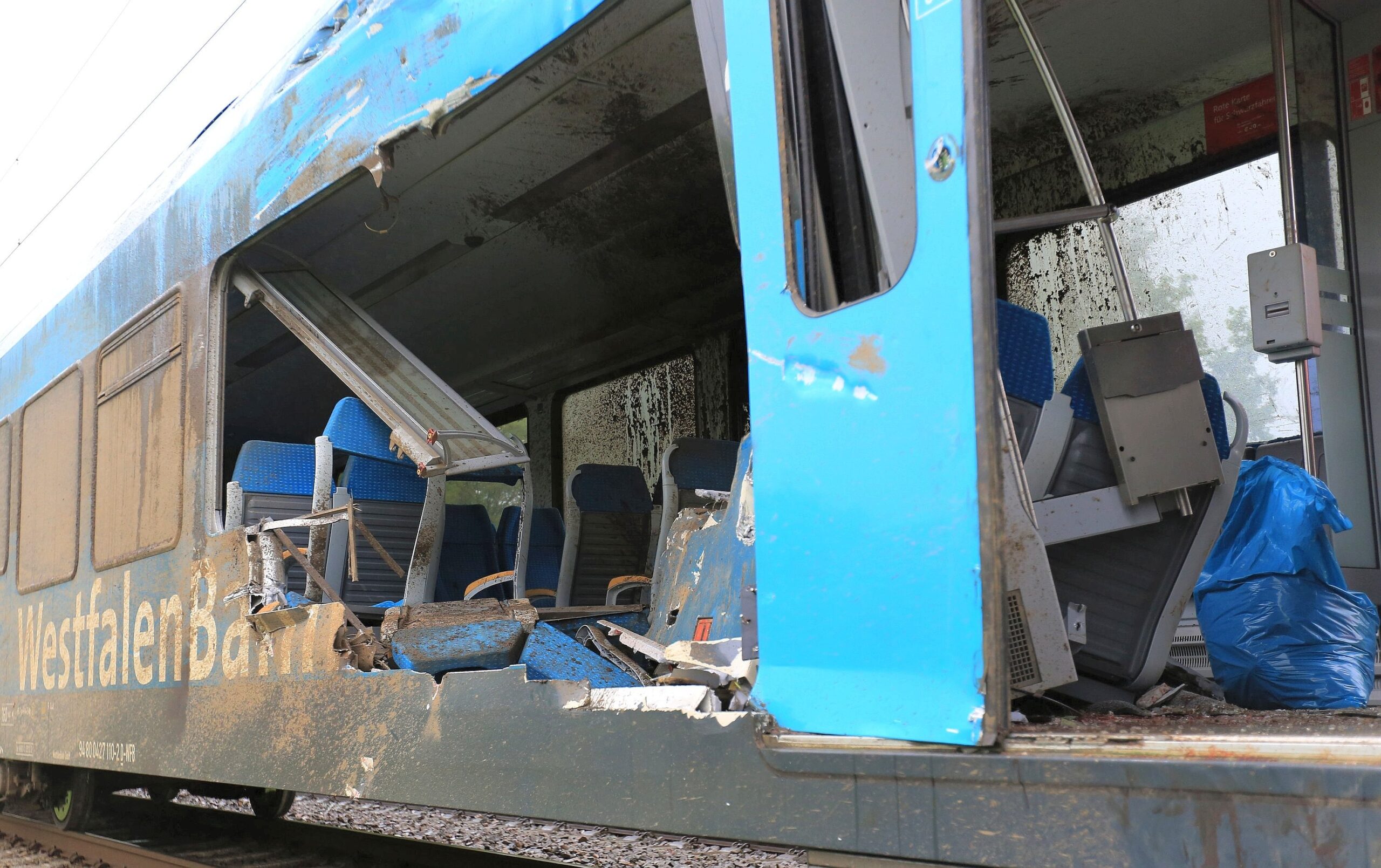 Ein Regionalzug rammte in Ibbenbüren einen Gülletransporter, der auf einem Bahnübergang liegengeblieben war.