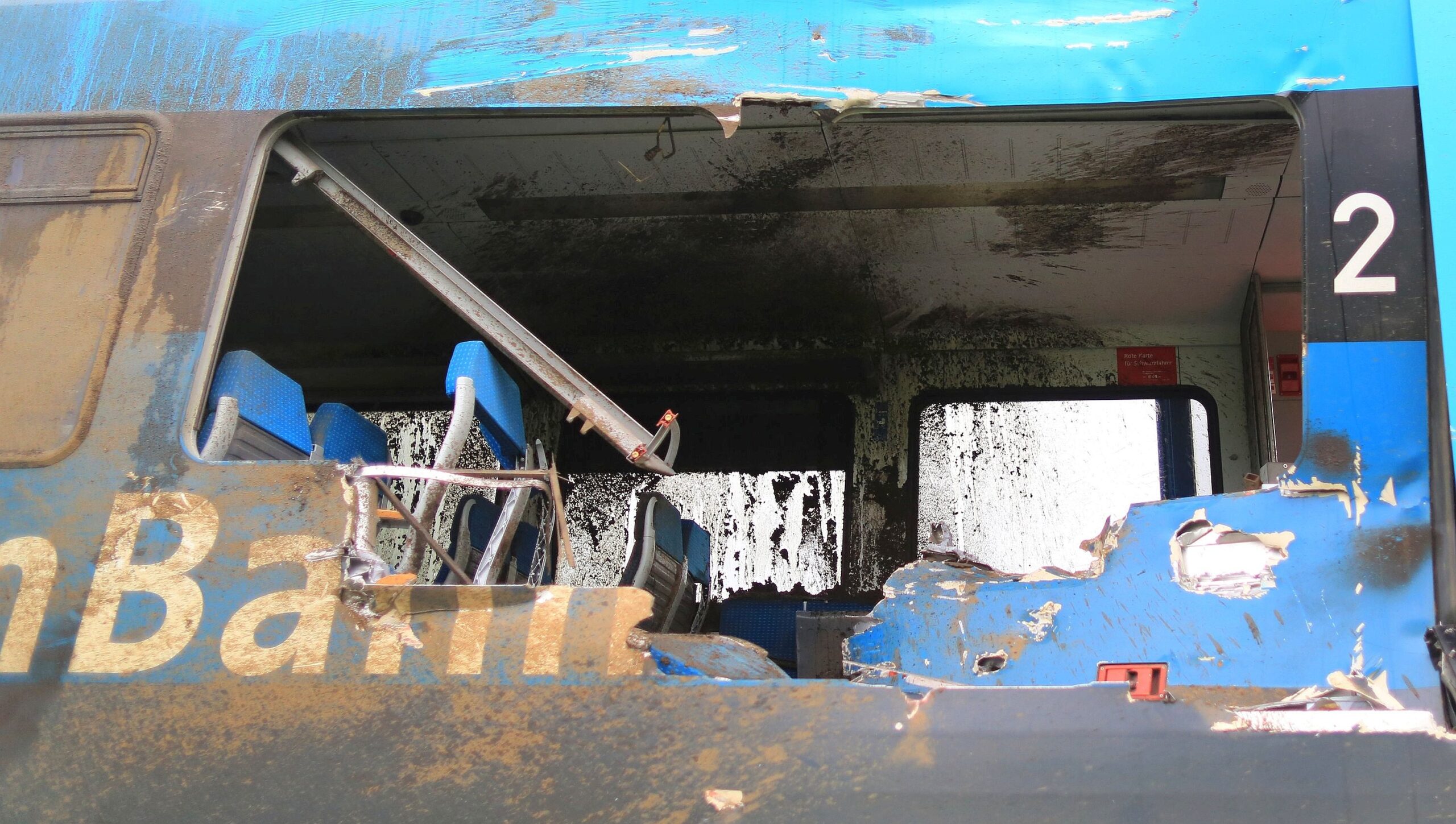 Ein Regionalzug rammte in Ibbenbüren einen Gülletransporter, der auf einem Bahnübergang liegengeblieben war.