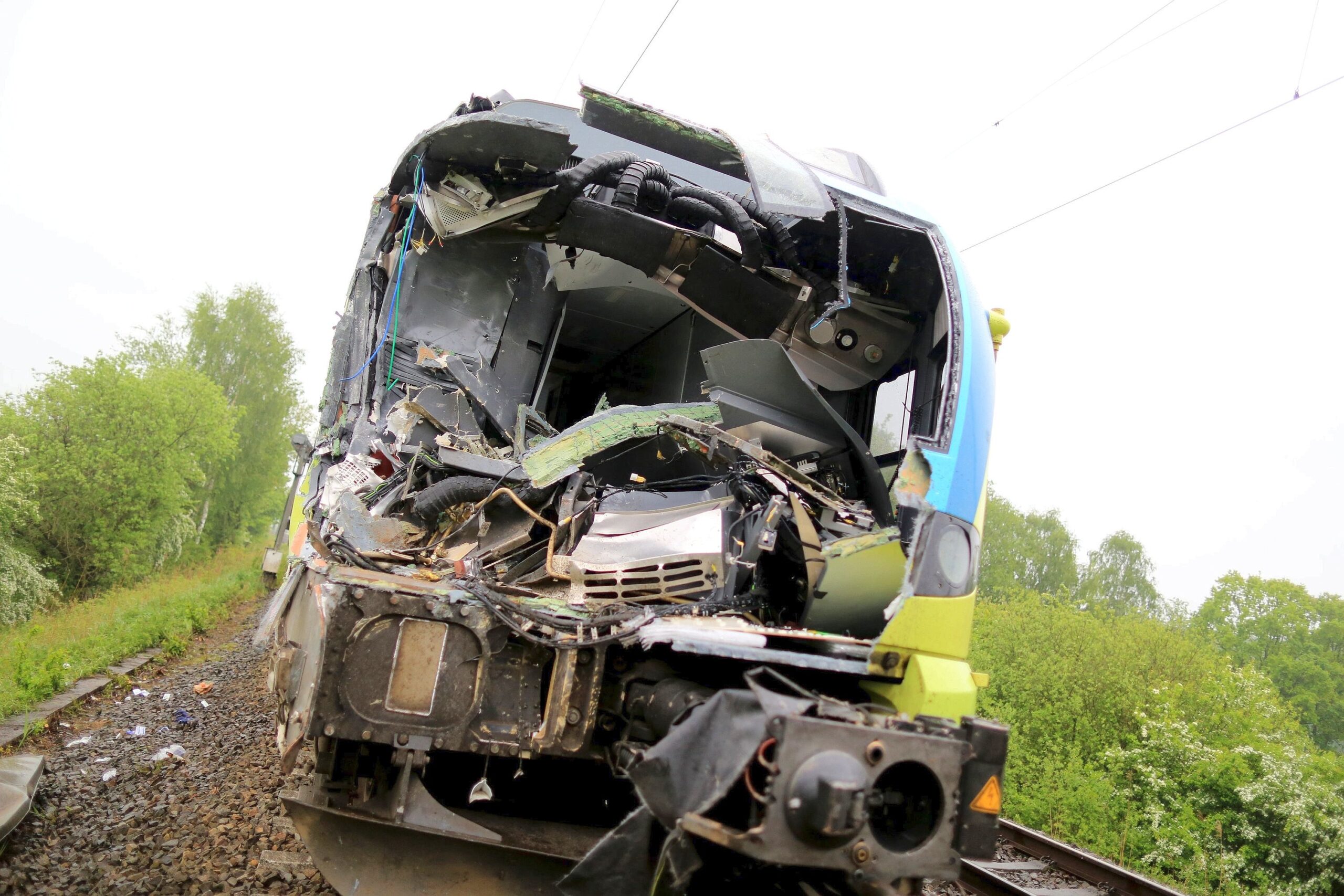 Ein Regionalzug rammte in Ibbenbüren einen Gülletransporter, der auf einem Bahnübergang liegengeblieben war.