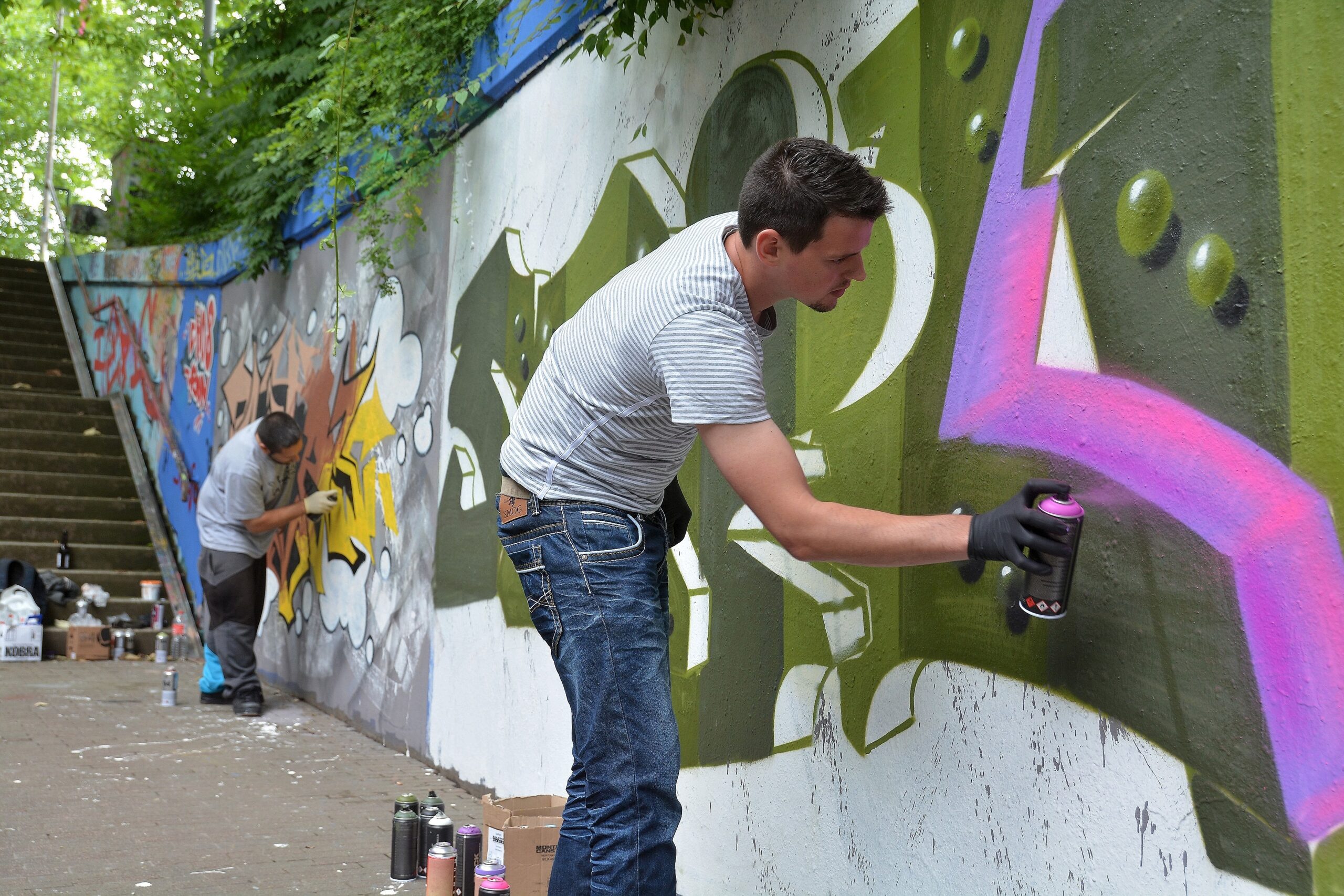 Die WAZ besucht für das Online-Feature über die Graffiti-Szene im Ruhrgebiet am Montag, 20.07.2015, Steven Blaton (Bild) und seine Crew beim Live-Sprühen im Gladbecker Schürenkamptunnel. Diese Hall of Fame ist reich bebildert, aber jedes Kunstwerk kann schon am nächsten Tag wieder übermalt sein. Foto: Oliver Mengedoht / FUNKE Foto Services