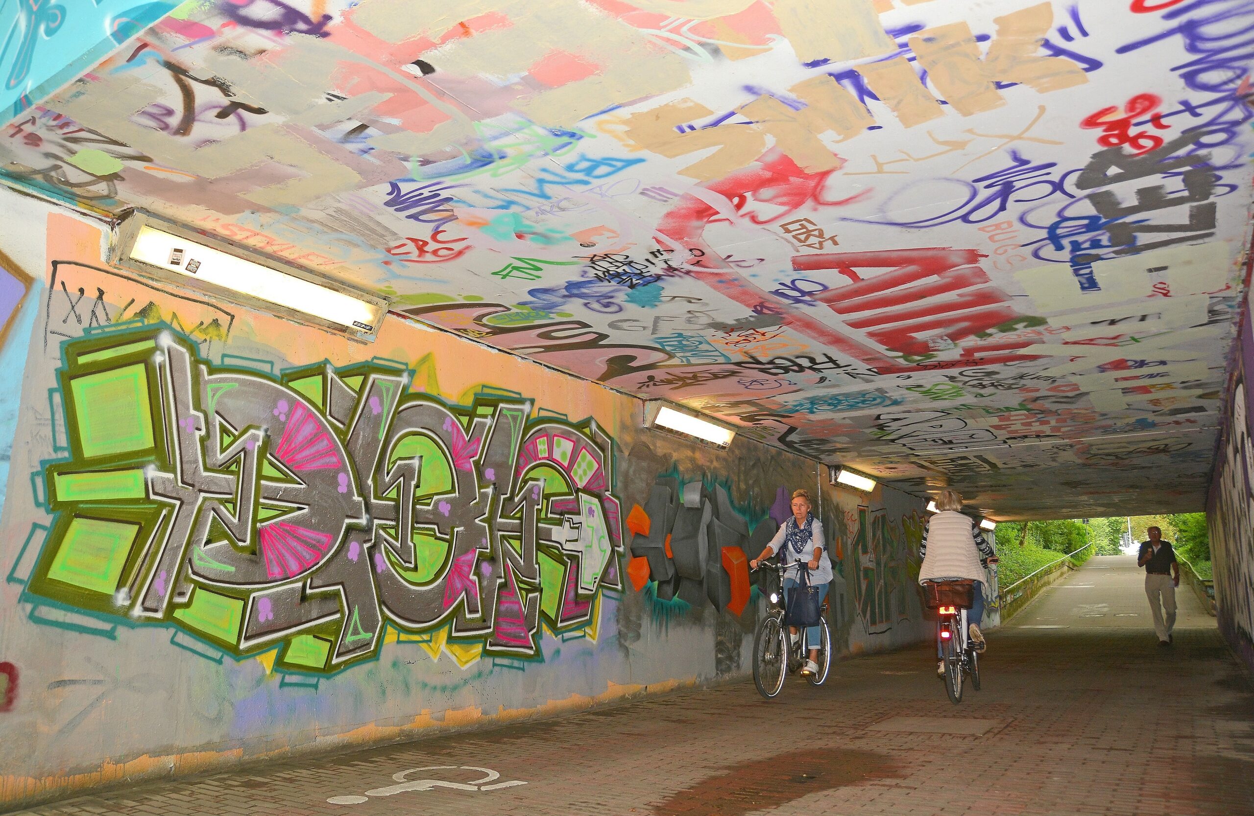 Die WAZ besucht für das Online-Feature über die Graffiti-Szene im Ruhrgebiet am Montag, 20.07.2015, Steven Blaton und seine Crew beim Live-Sprühen im Gladbecker Schürenkamptunnel. Diese Hall of Fame ist reich bebildert, aber jedes Kunstwerk kann schon am nächsten Tag wieder übermalt sein. Foto: Oliver Mengedoht / FUNKE Foto Services