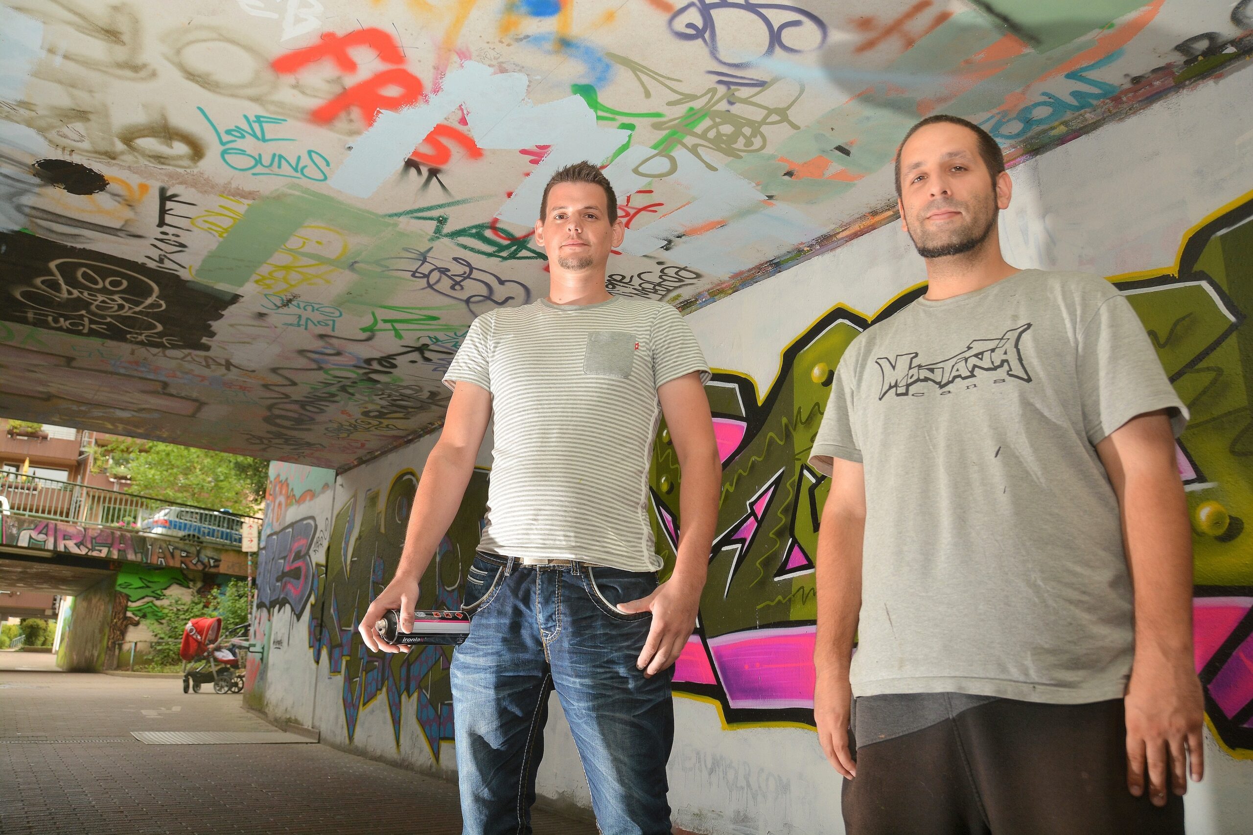 Die WAZ besucht für das Online-Feature über die Graffiti-Szene im Ruhrgebiet am Montag, 20.07.2015, Steven Blaton (l.) - hier mit Maurizio Bet, auch bekannt als Anteiichi - und seine Crew beim Live-Sprühen im Gladbecker Schürenkamptunnel. Diese Hall of Fame ist reich bebildert, aber jedes Kunstwerk kann schon am nächsten Tag wieder übermalt sein. Foto: Oliver Mengedoht / FUNKE Foto Services