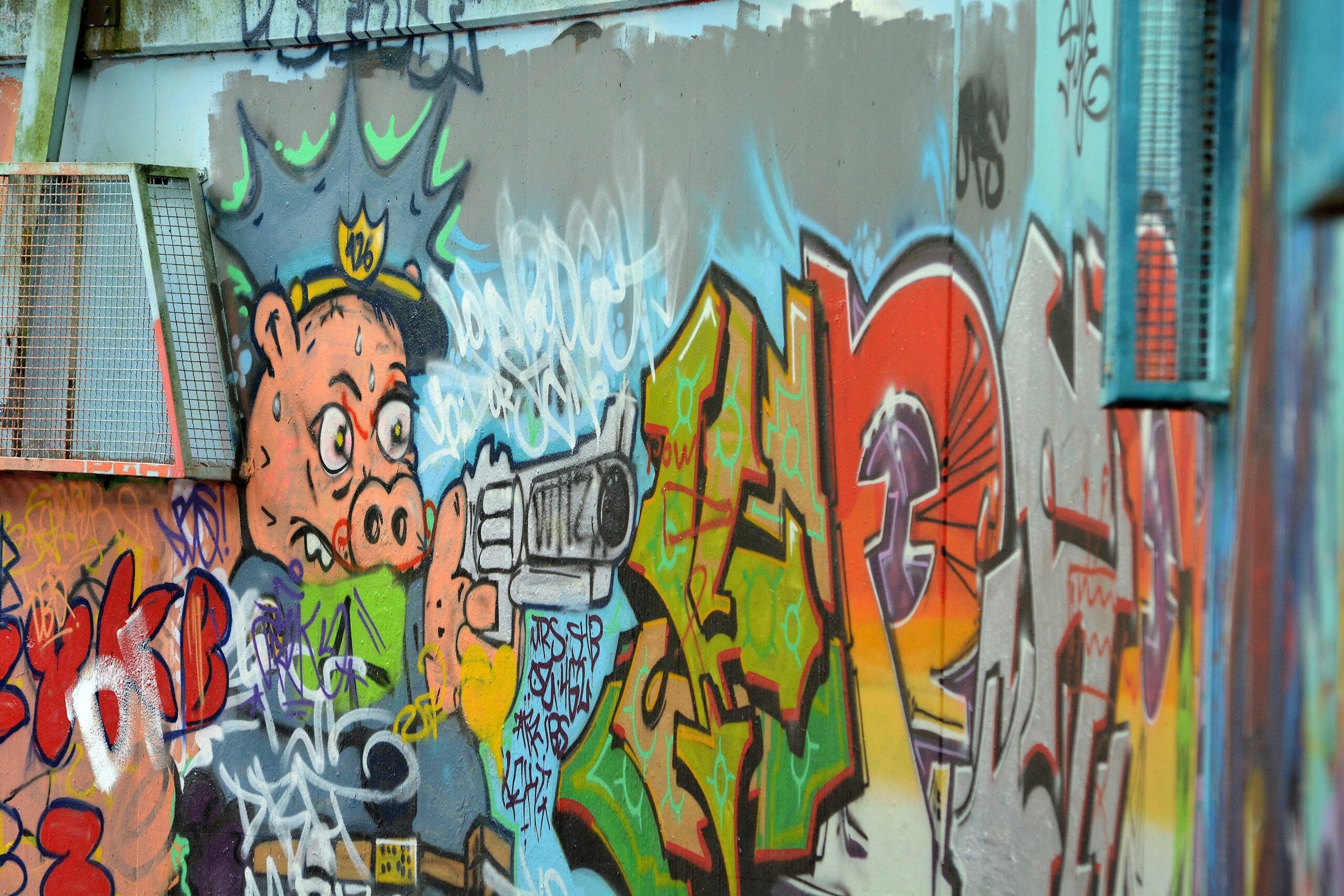 Die WAZ besucht für das Online-Feature über die Graffiti-Szene im Ruhrgebiet am Montag, 20.07.2015, Steven Blaton und seine Crew beim Live-Sprühen im Gladbecker Schürenkamptunnel. Diese Hall of Fame ist reich bebildert, aber jedes Kunstwerk kann schon am nächsten Tag wieder übermalt sein. Foto: Oliver Mengedoht / FUNKE Foto Services