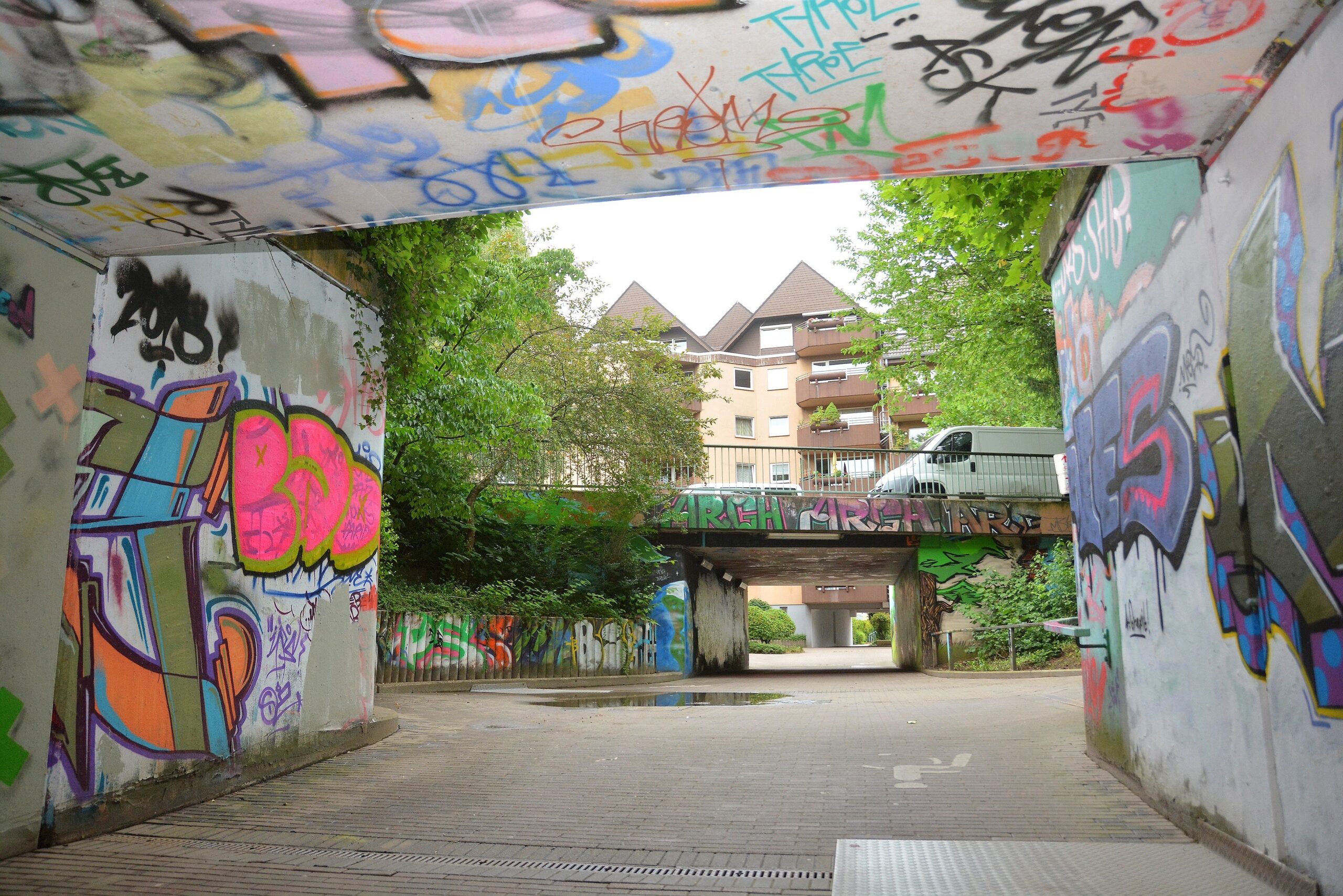 Die WAZ besucht für das Online-Feature über die Graffiti-Szene im Ruhrgebiet am Montag, 20.07.2015, Steven Blaton und seine Crew beim Live-Sprühen im Gladbecker Schürenkamptunnel. Diese Hall of Fame ist reich bebildert, aber jedes Kunstwerk kann schon am nächsten Tag wieder übermalt sein. Foto: Oliver Mengedoht / FUNKE Foto Services