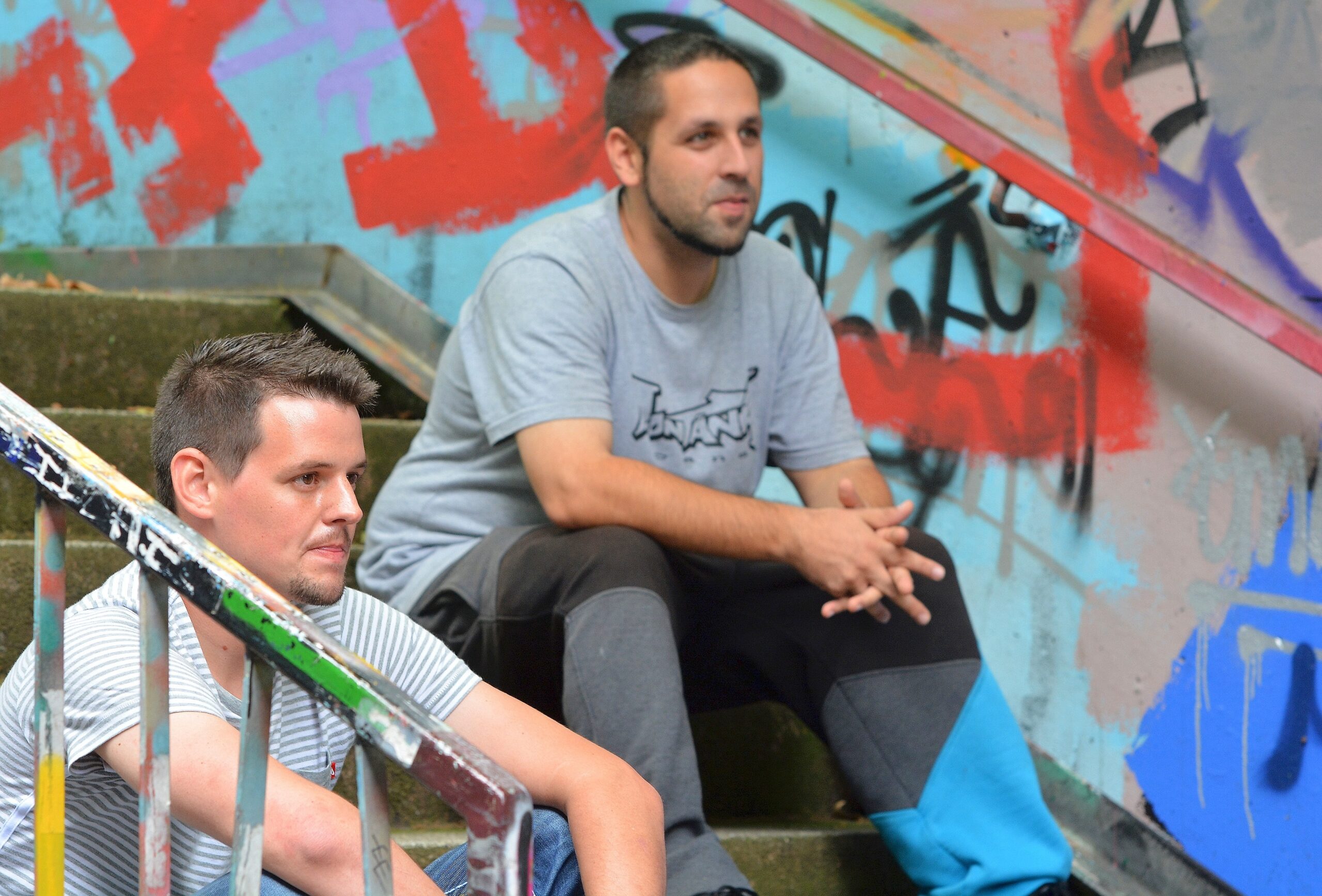 Die WAZ besucht für das Online-Feature über die Graffiti-Szene im Ruhrgebiet am Montag, 20.07.2015, Steven Blaton (l.) - hier mit Maurizio Bet, auch bekannt als Anteiichi - und seine Crew beim Live-Sprühen im Gladbecker Schürenkamptunnel. Diese Hall of Fame ist reich bebildert, aber jedes Kunstwerk kann schon am nächsten Tag wieder übermalt sein. Foto: Oliver Mengedoht / FUNKE Foto Services