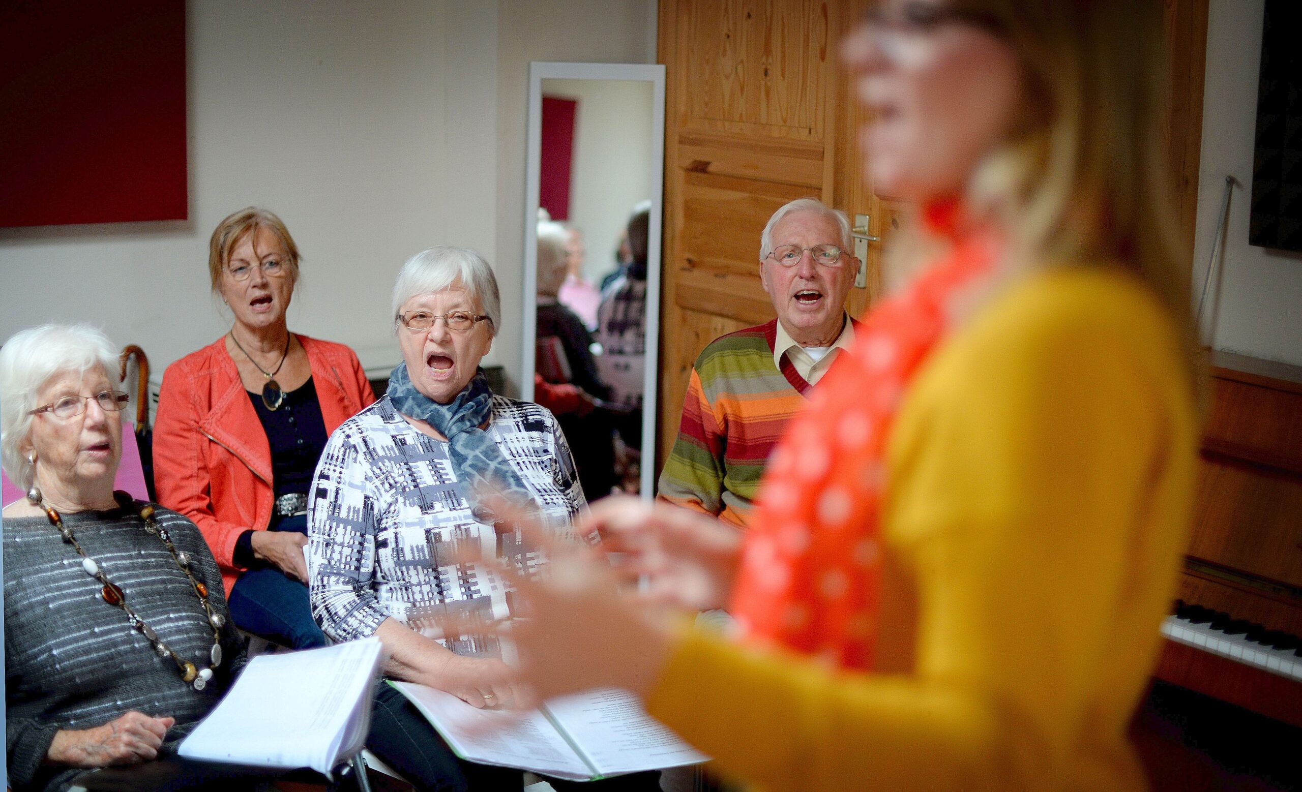 Mitglieder des Chores Goldies proben am Mittwoch (16.09.15) in Geldern mit der Chorleiterin Rebecca Köhnen.Foto: Volker Hartmann/FUNKE Foto Services