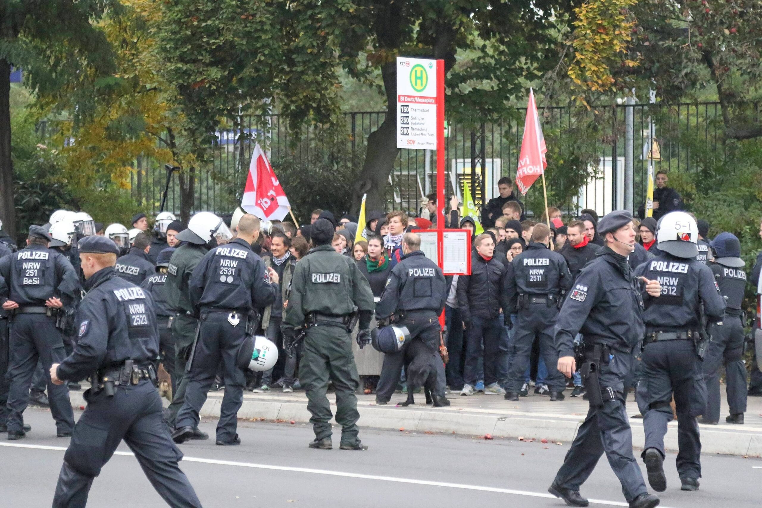 Von Polizei und Hundestaffel eingekesselte Demonstranten am Bahnhof Messe/Deutz.