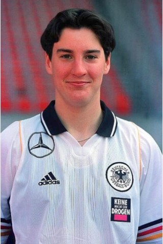 ... DFB-Trikot. Bis 1996 wurde sie in der Nationalelf von Gero Bisanz trainiert, danach von ...