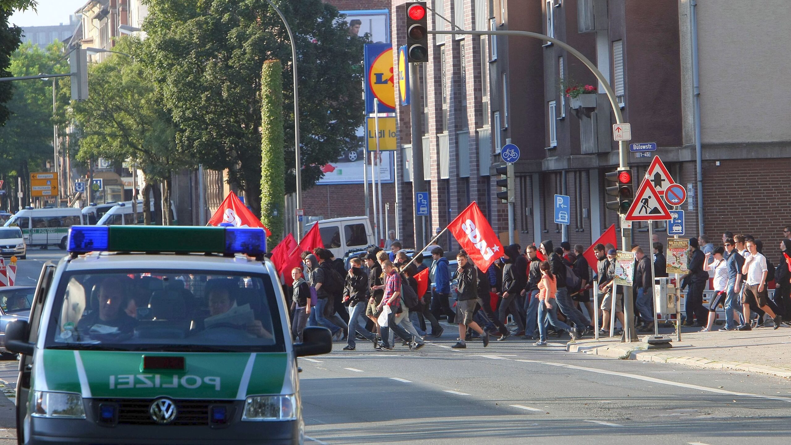 Gegen Mittag stießen immer mehr Demonstranten dazu. 