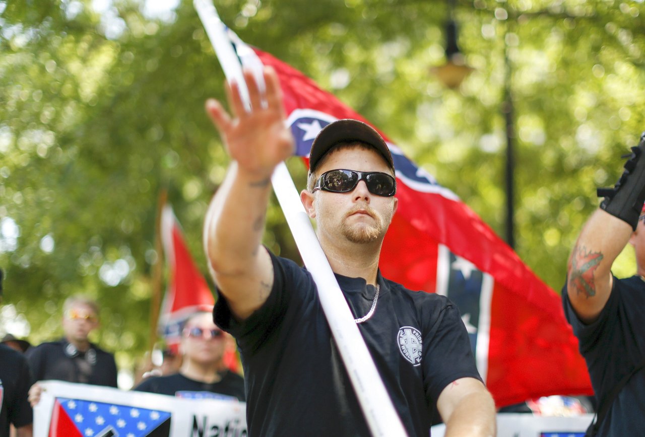 He marches. Конфедерация в США расисты. Флаг Конфедерации США расизм. Горшок с флагом Конфедерации. Расизм в США.